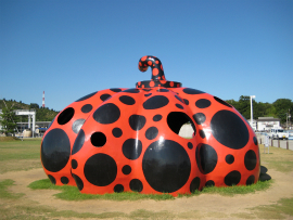  瀬戸内国際芸術祭2010in直島｜宮浦　赤かぼちゃ