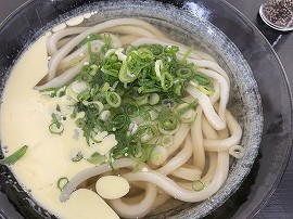 かけバターうどん\380